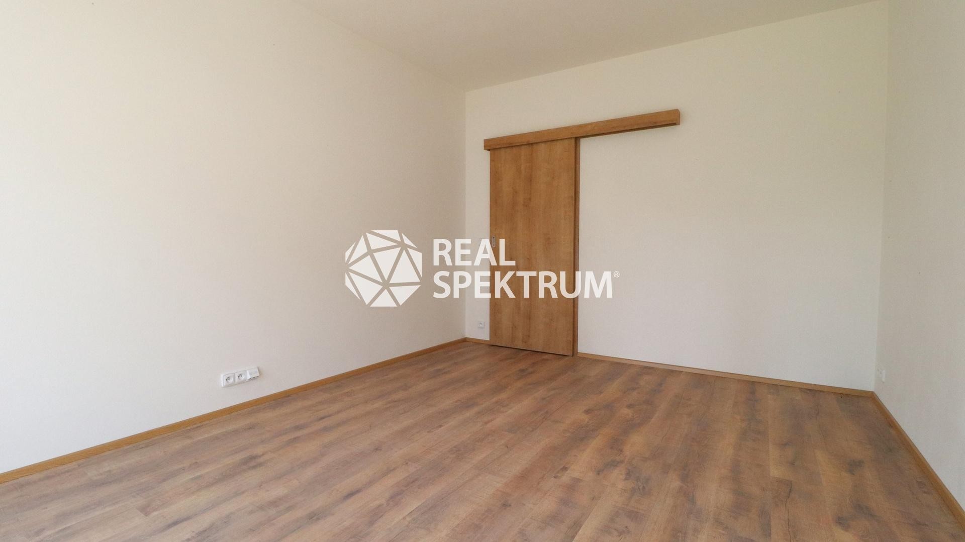Pronájem nezařízeného bytu 2+kk se zahrádkou a parkovacím stáním, 75 m2 - Vyškov - Dědice