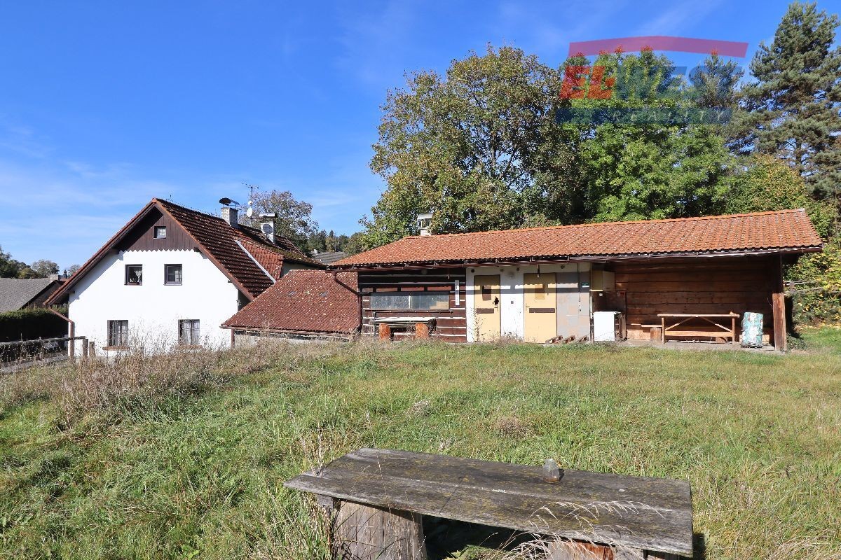 Prodej rodinného domu s pozemkem 9462 m2 v Mlázovech s možností komerčního využití