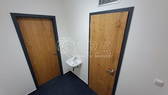 Pronájem dvojice kanceláří (51 m2) se sociálním zařízením a sprchou