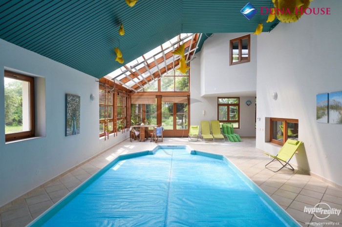 Luxusní rodinný dům 7 + 1 s bazénem Úhonice